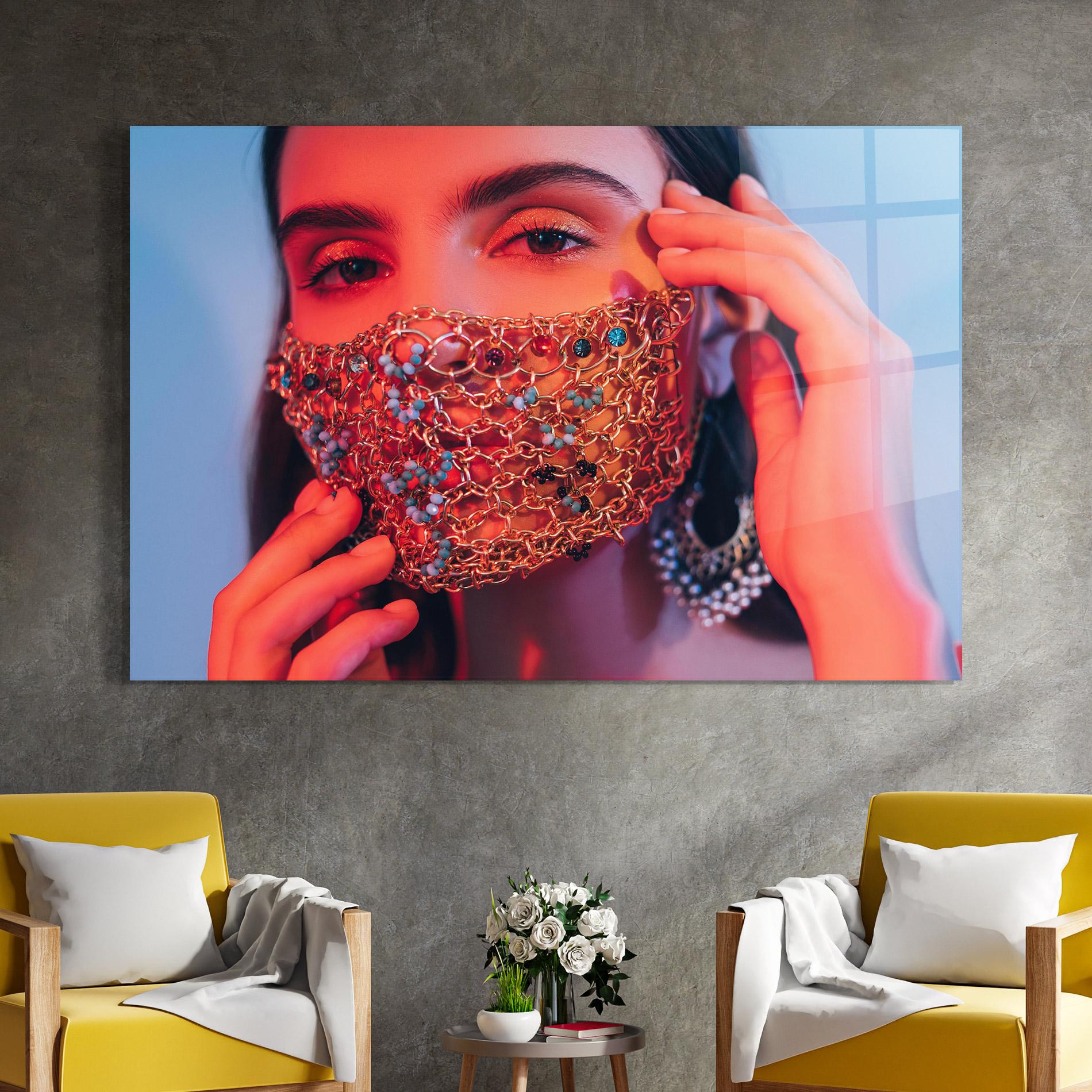Tablou Sticla Gold Chain Face Mask mockup 4