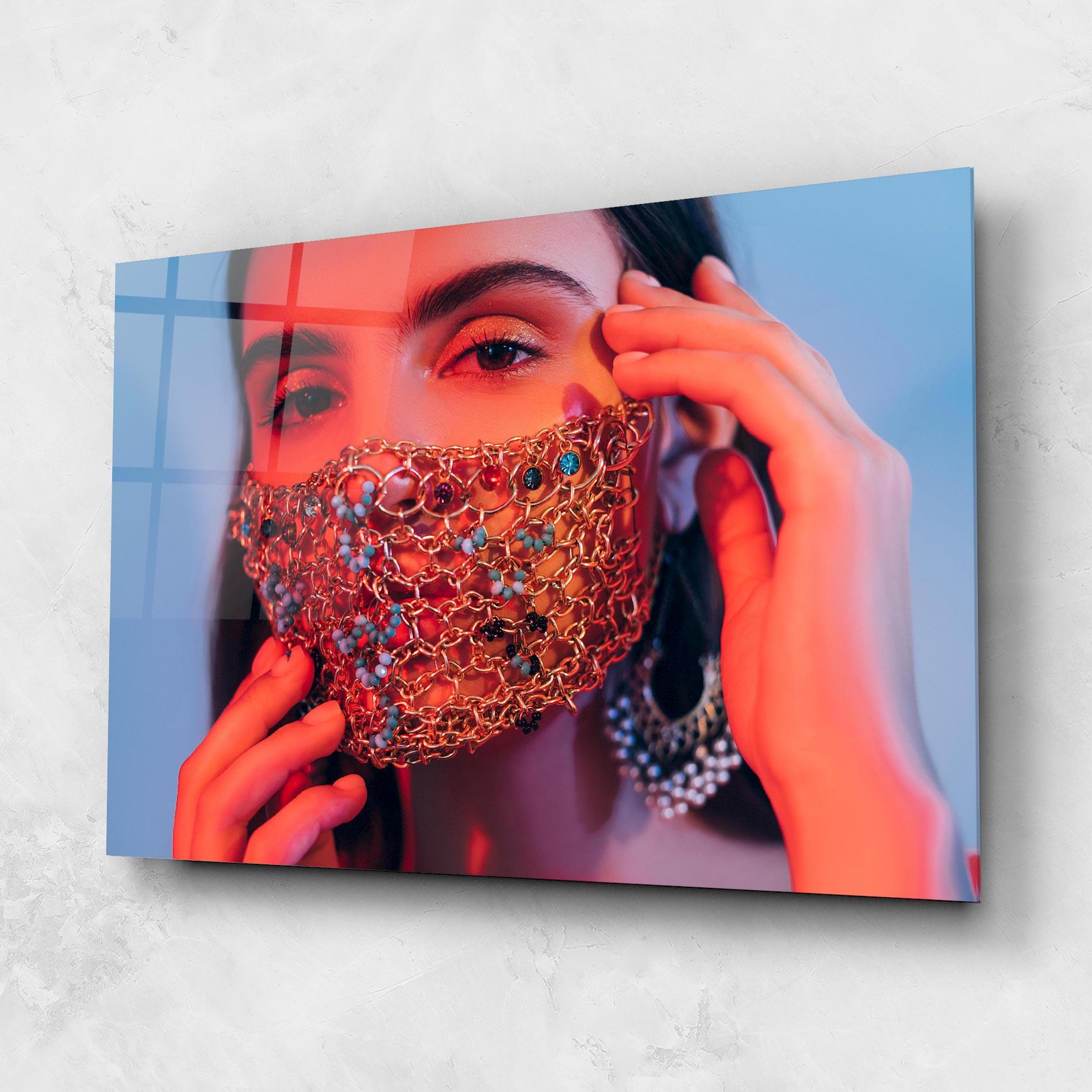 Tablou Sticla Gold Chain Face Mask mockup 1