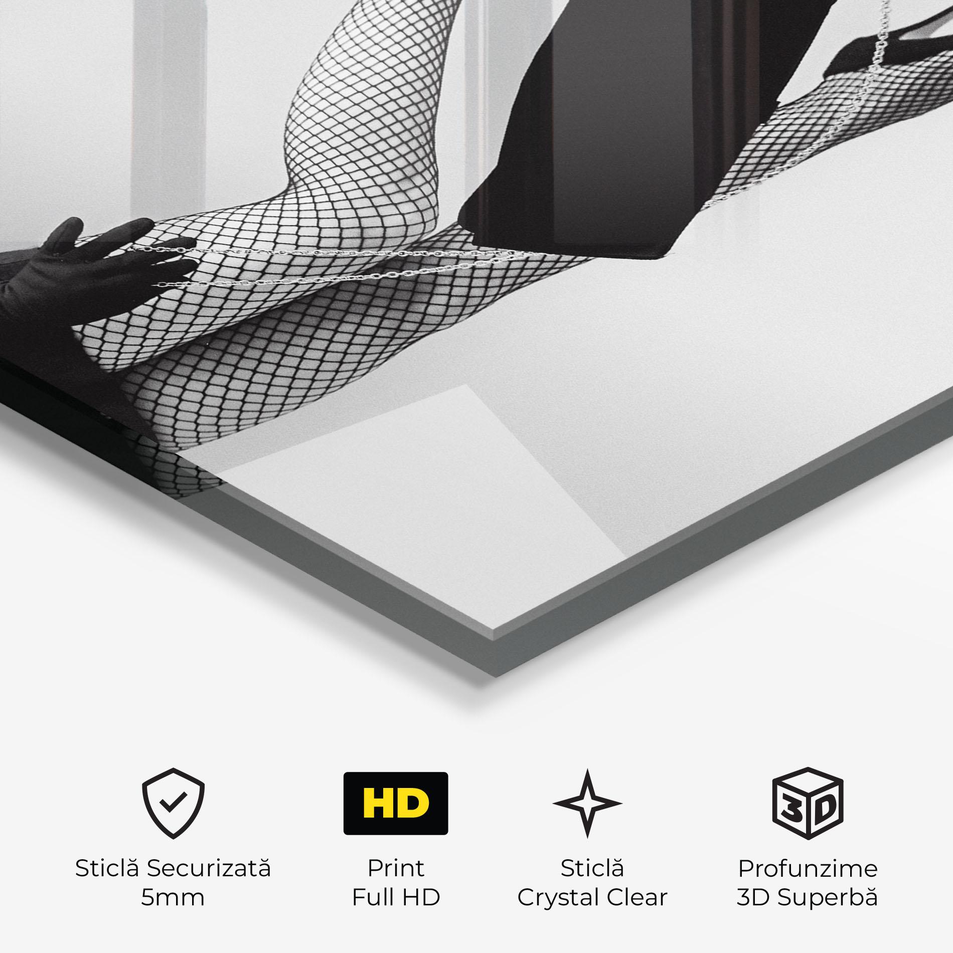 Tablou Sticla Black Outfit Woman mockup 3