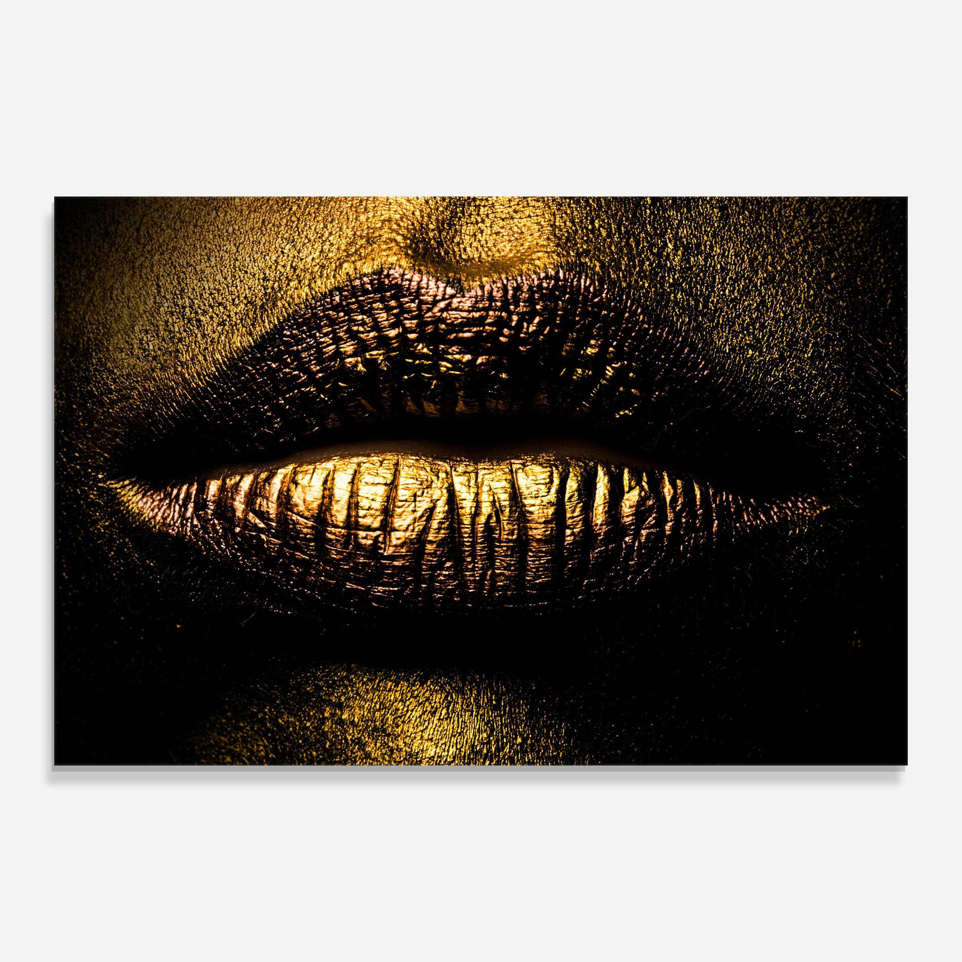 Tablou Sticla Gold Metal Lips mockup 0