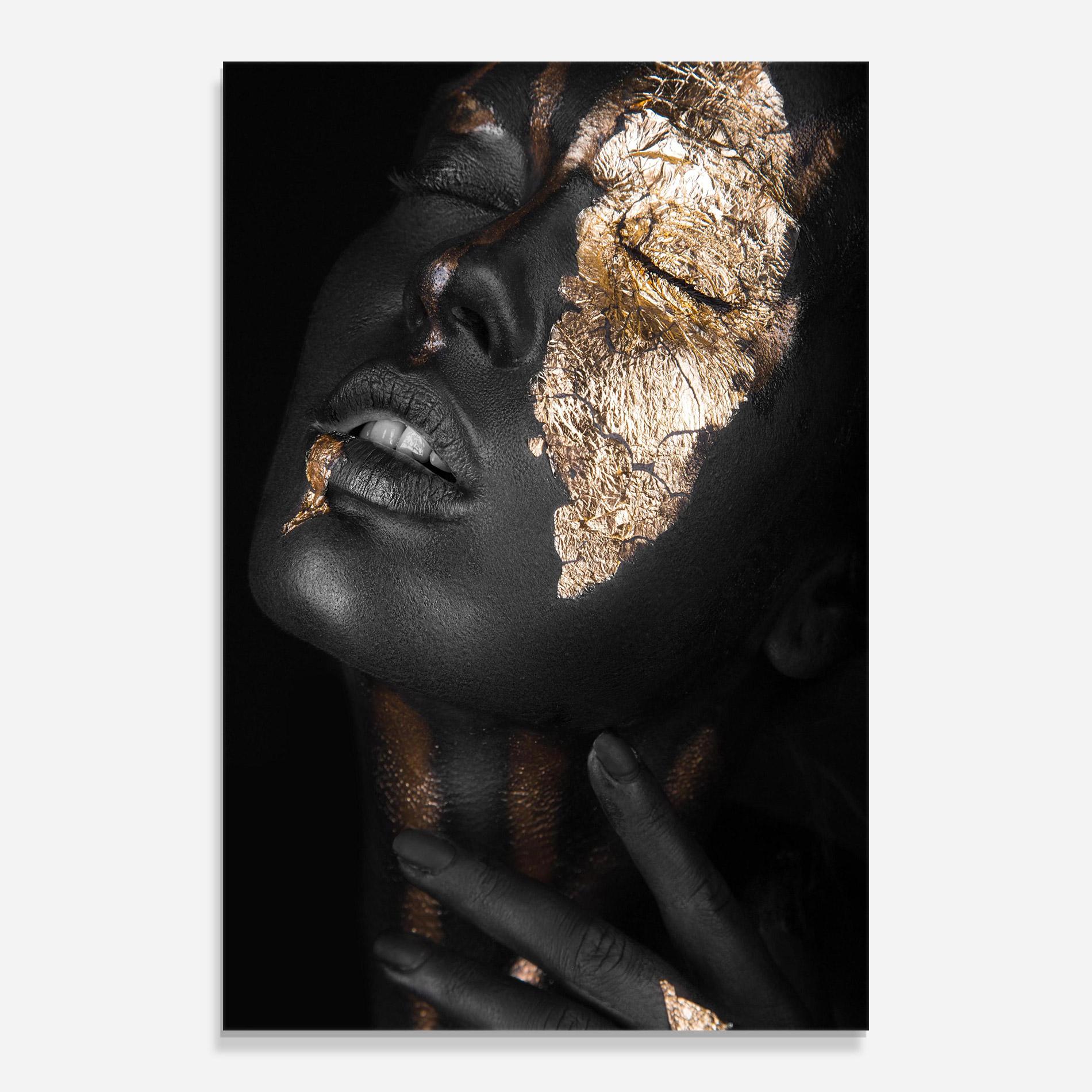 Tablou Sticla Darkskinned Gold Art mockup 0