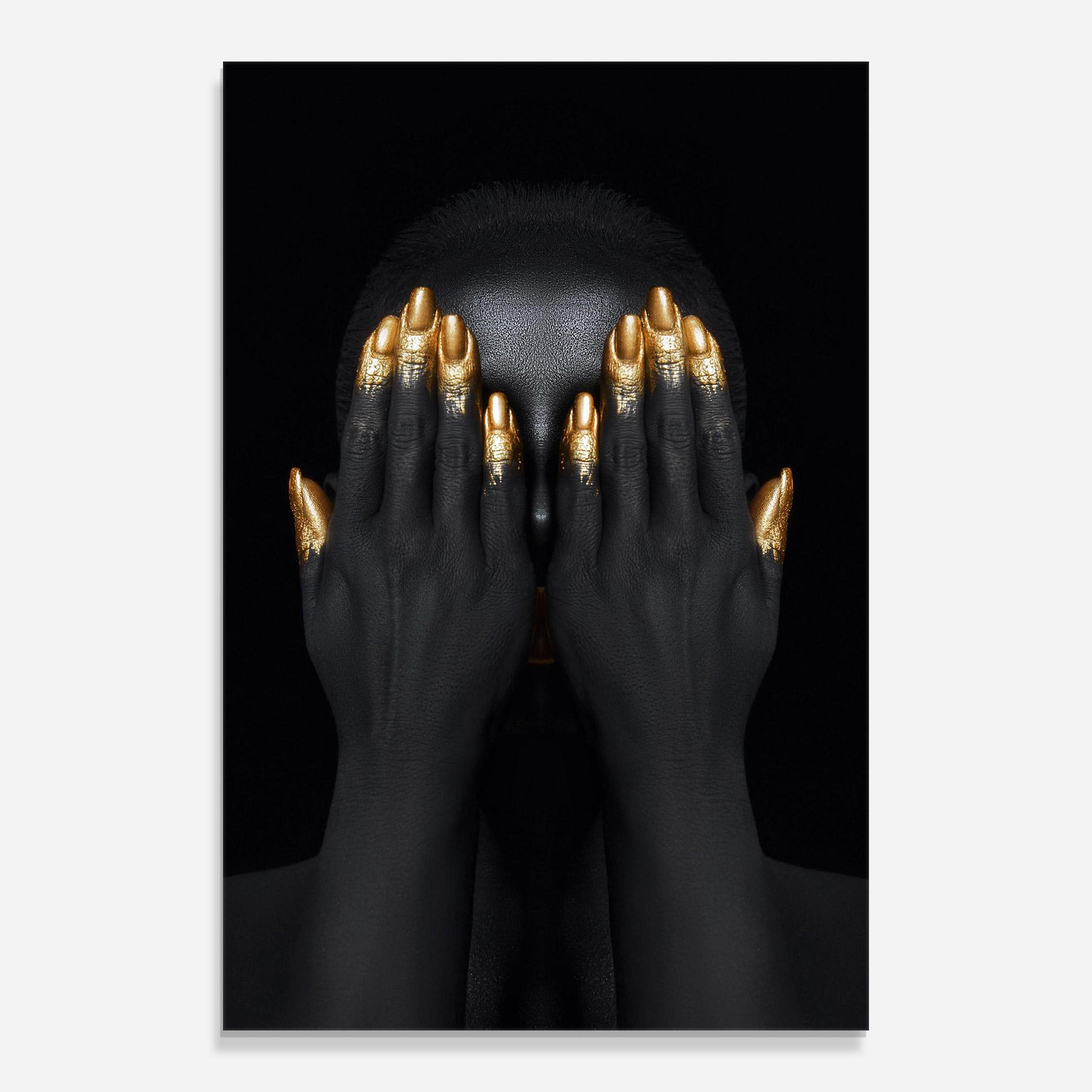 Tablou Sticla Gold Fingertips Chain mockup 0