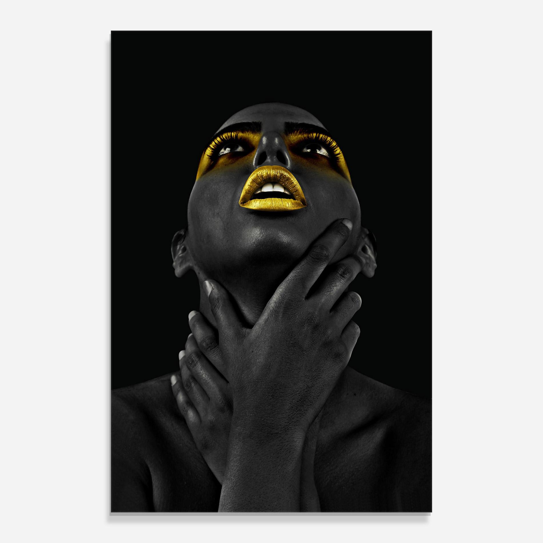 Tablou Sticla Golden Lips Women mockup 0