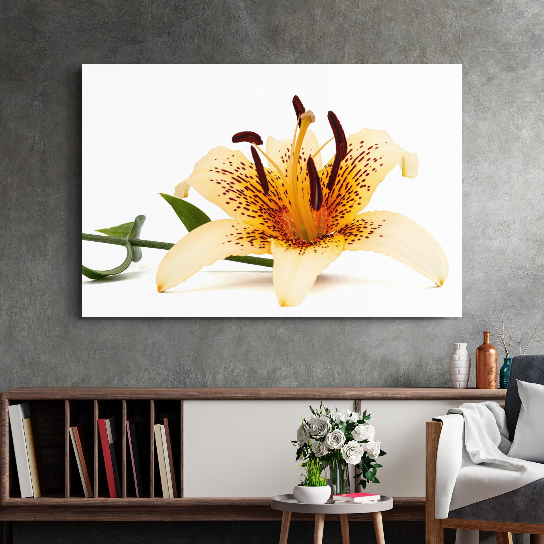 Tablou Sticla Big Yellow Lily mockup 2