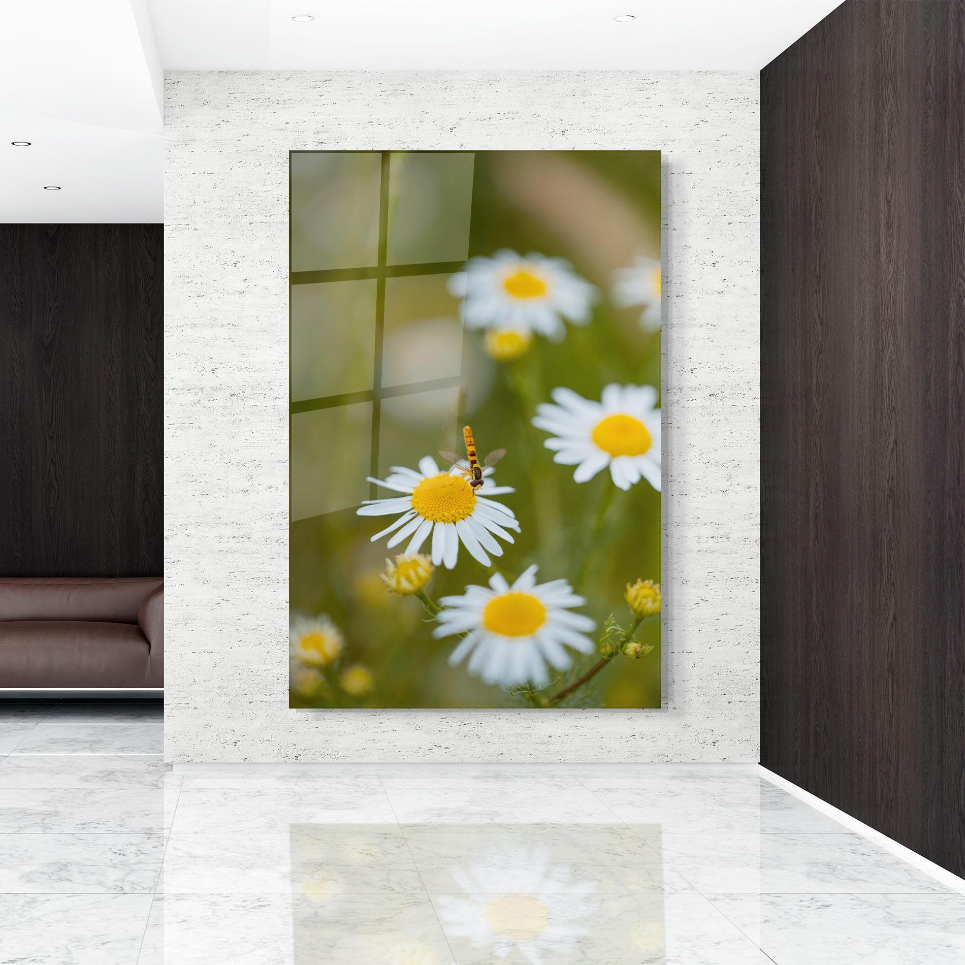 Tablou Sticla Bug On Small Daisy mockup 9