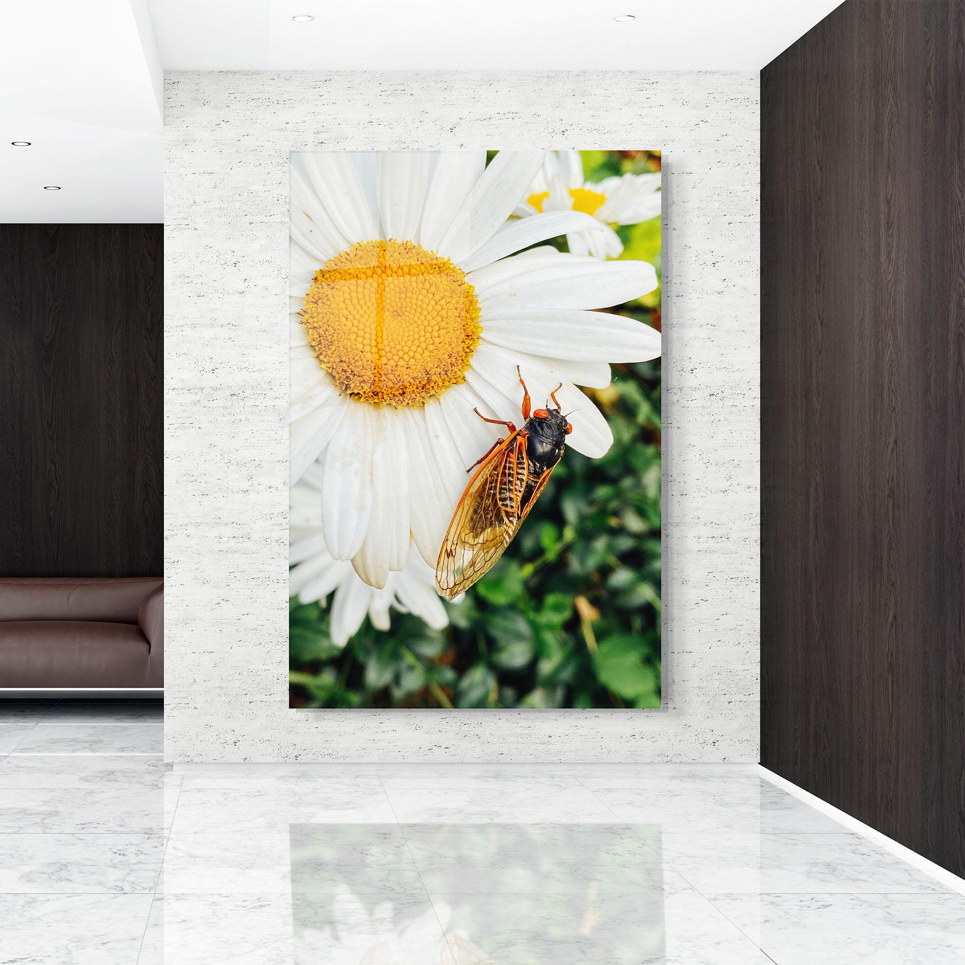 Tablou Sticla Bug On The Daisy mockup 9