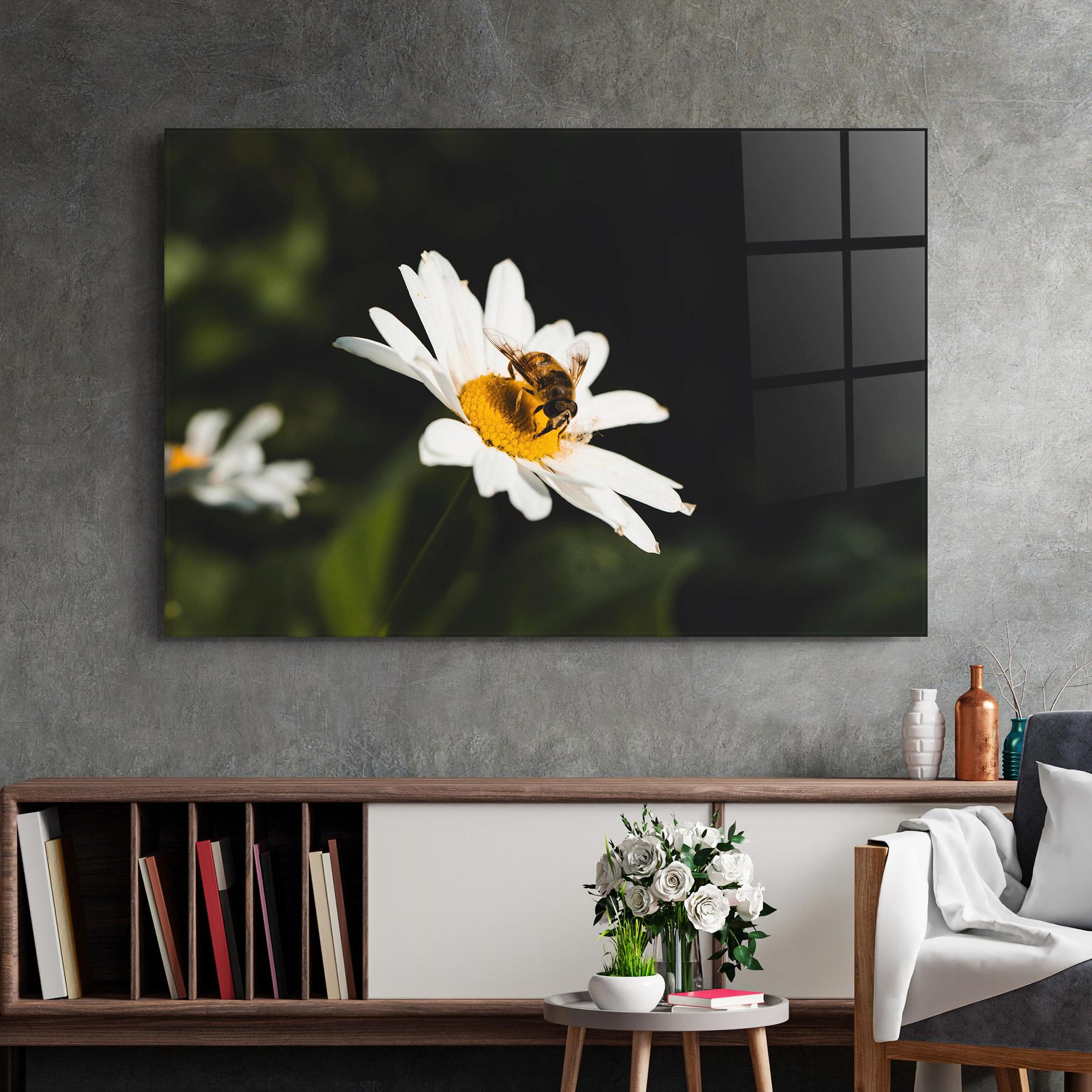 Tablou Sticla Bee Flying On Daisy mockup 2