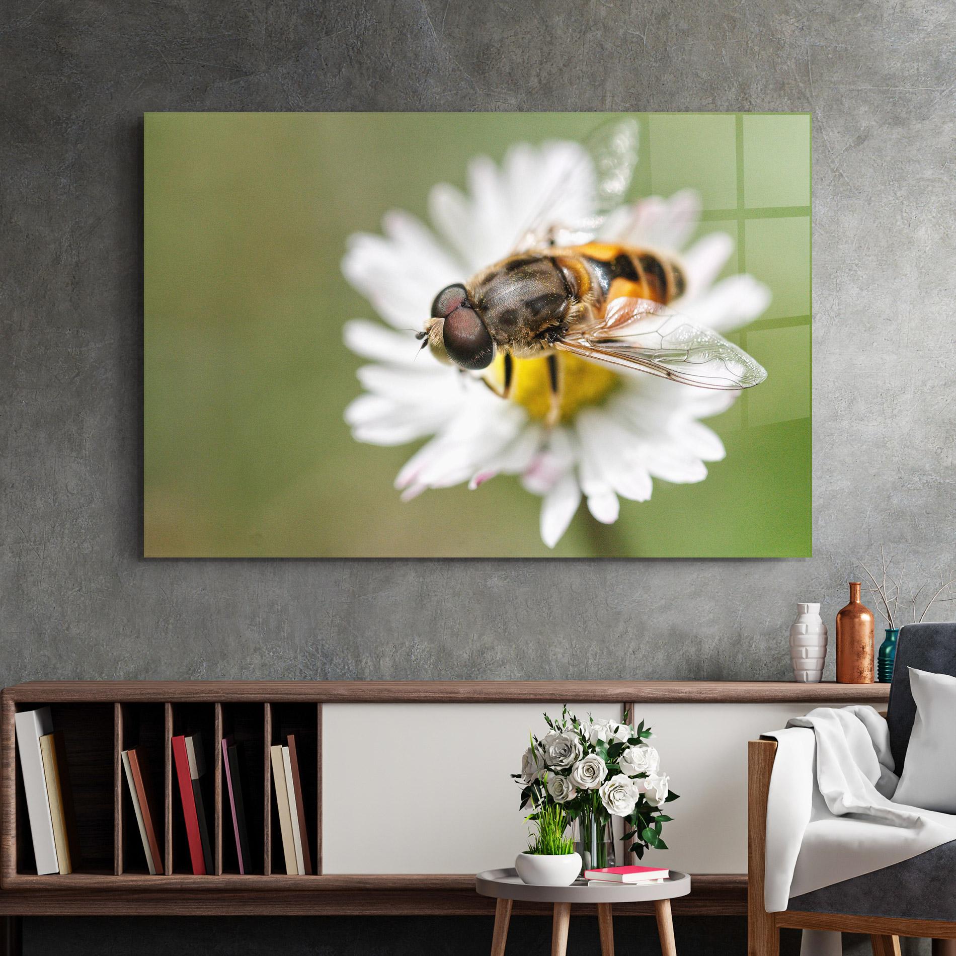 Tablou Sticla Bee On Small Daisy mockup 2