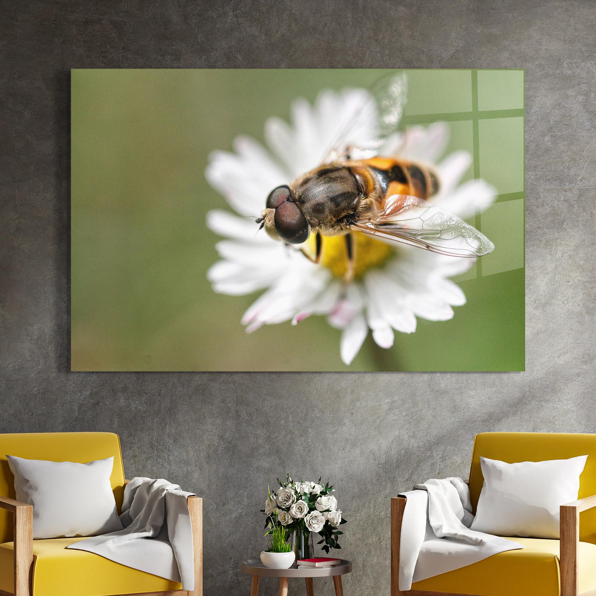 Tablou Sticla Bee On Small Daisy mockup 4