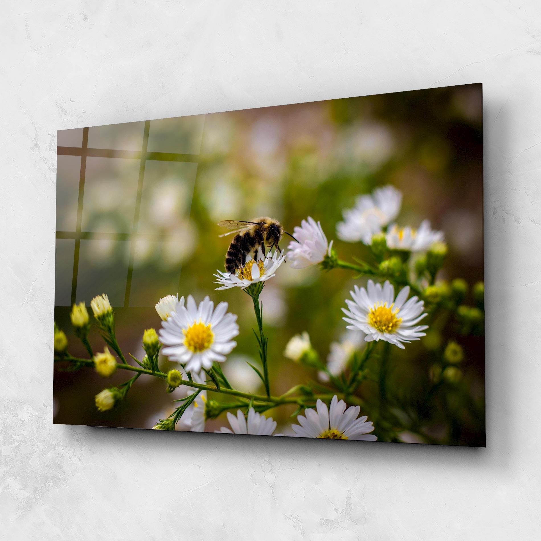 Tablou Sticla Bee On Small Flower mockup 1