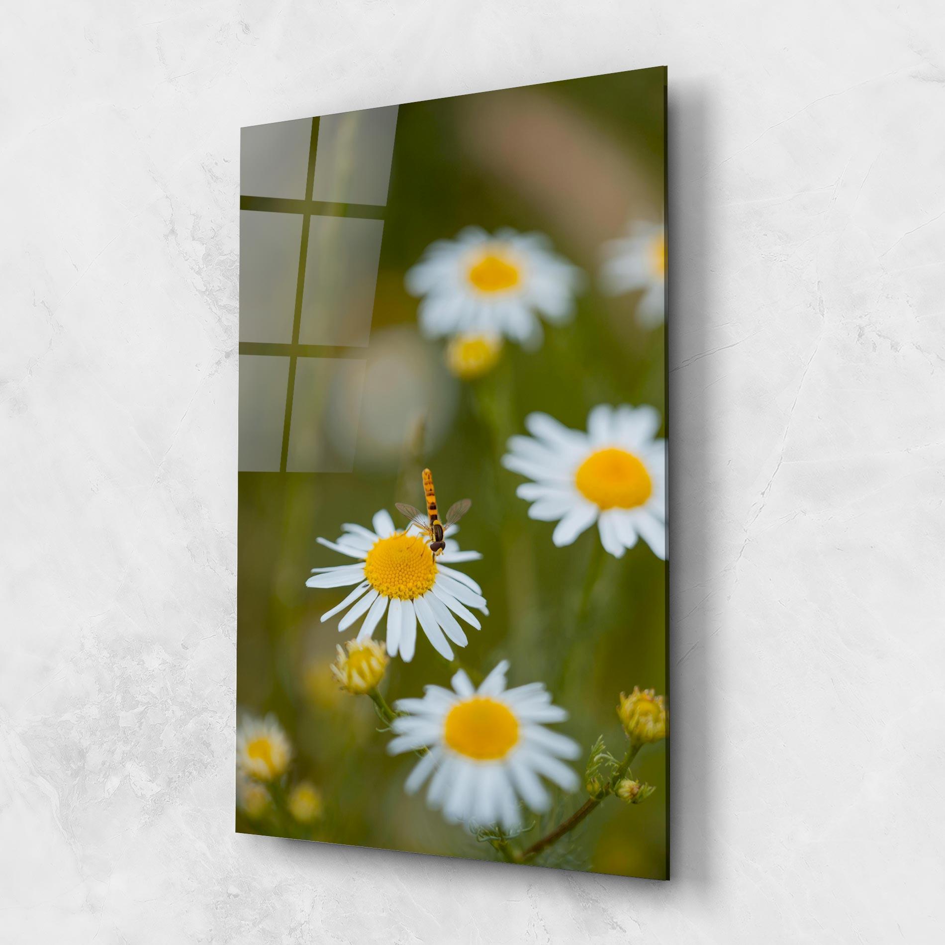 Tablou Sticla Bug On Small Daisy mockup 1