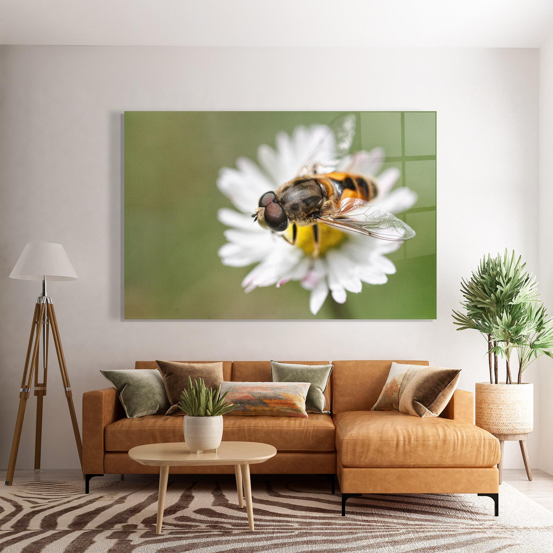 Tablou Sticla Bee On Small Daisy mockup 7