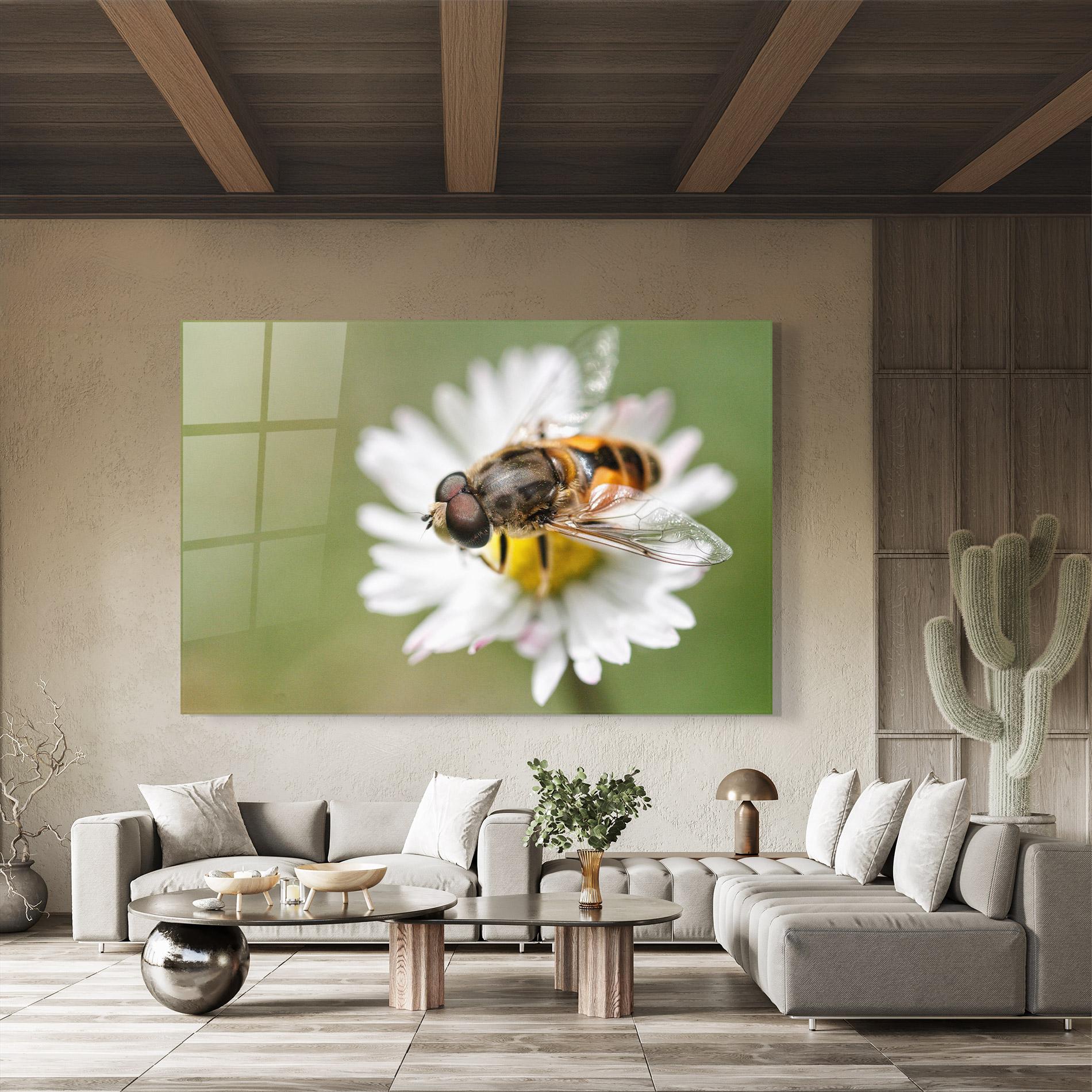 Tablou Sticla Bee On Small Daisy mockup 8