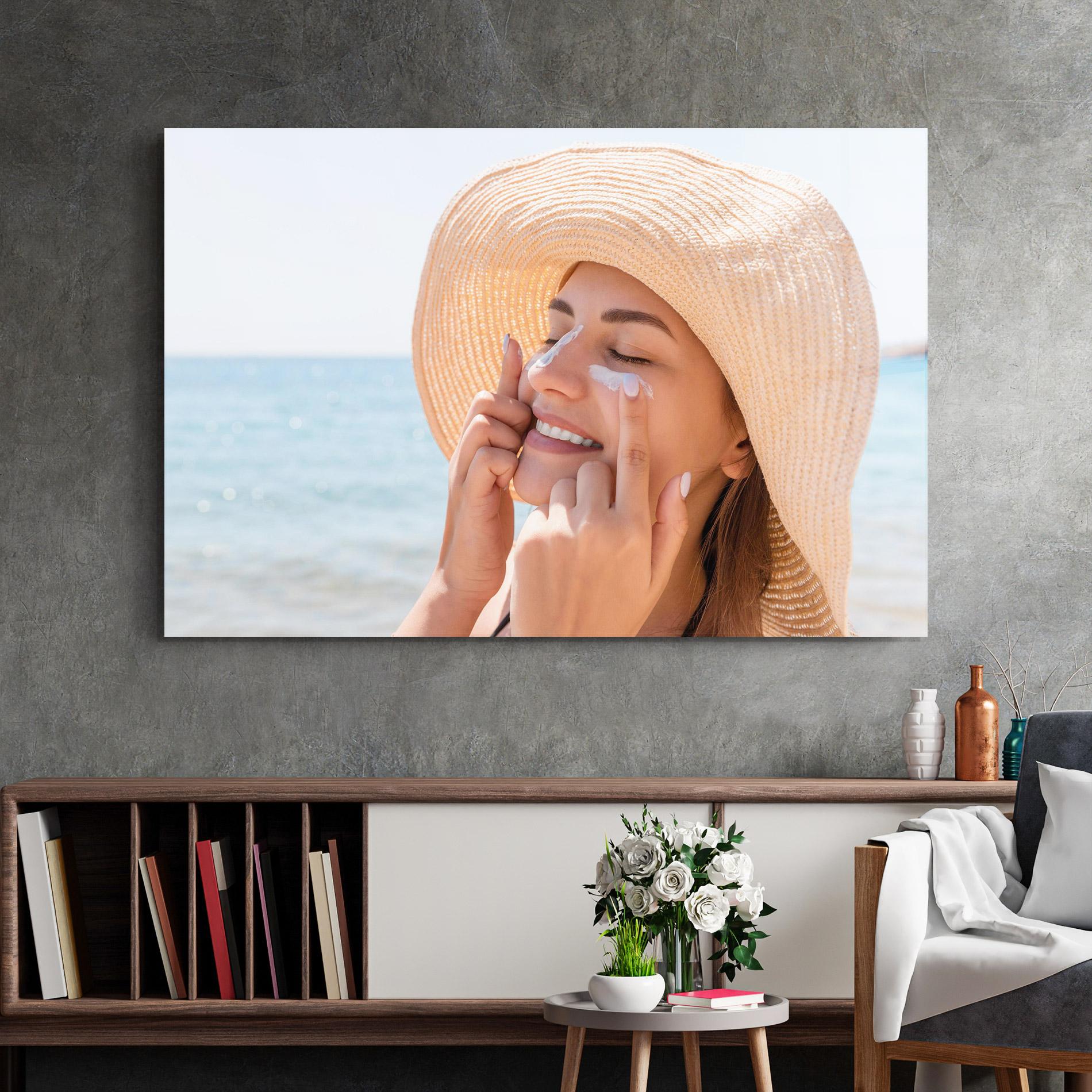 Tablou Sticla Smiling Woman mockup 2