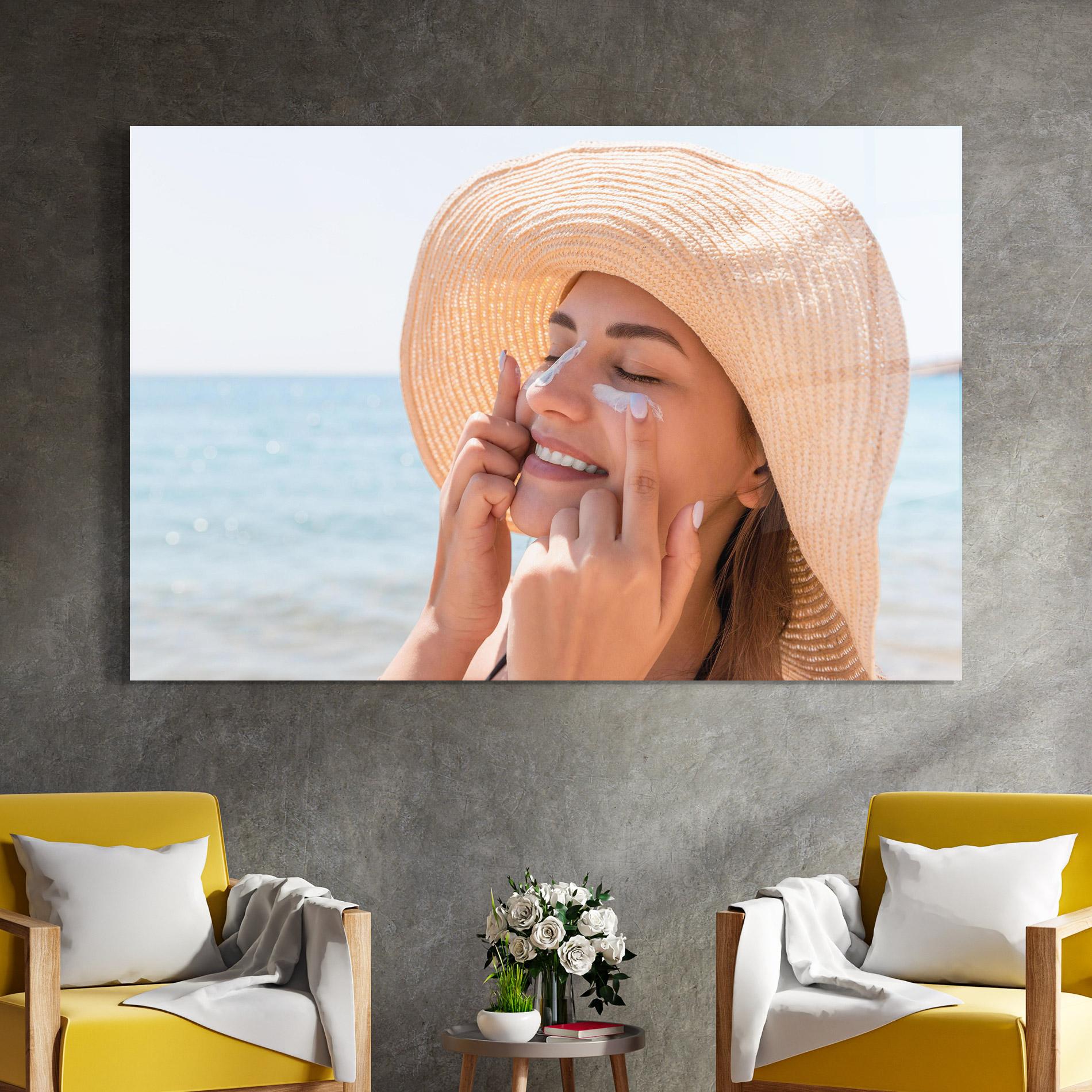 Tablou Sticla Smiling Woman mockup 4