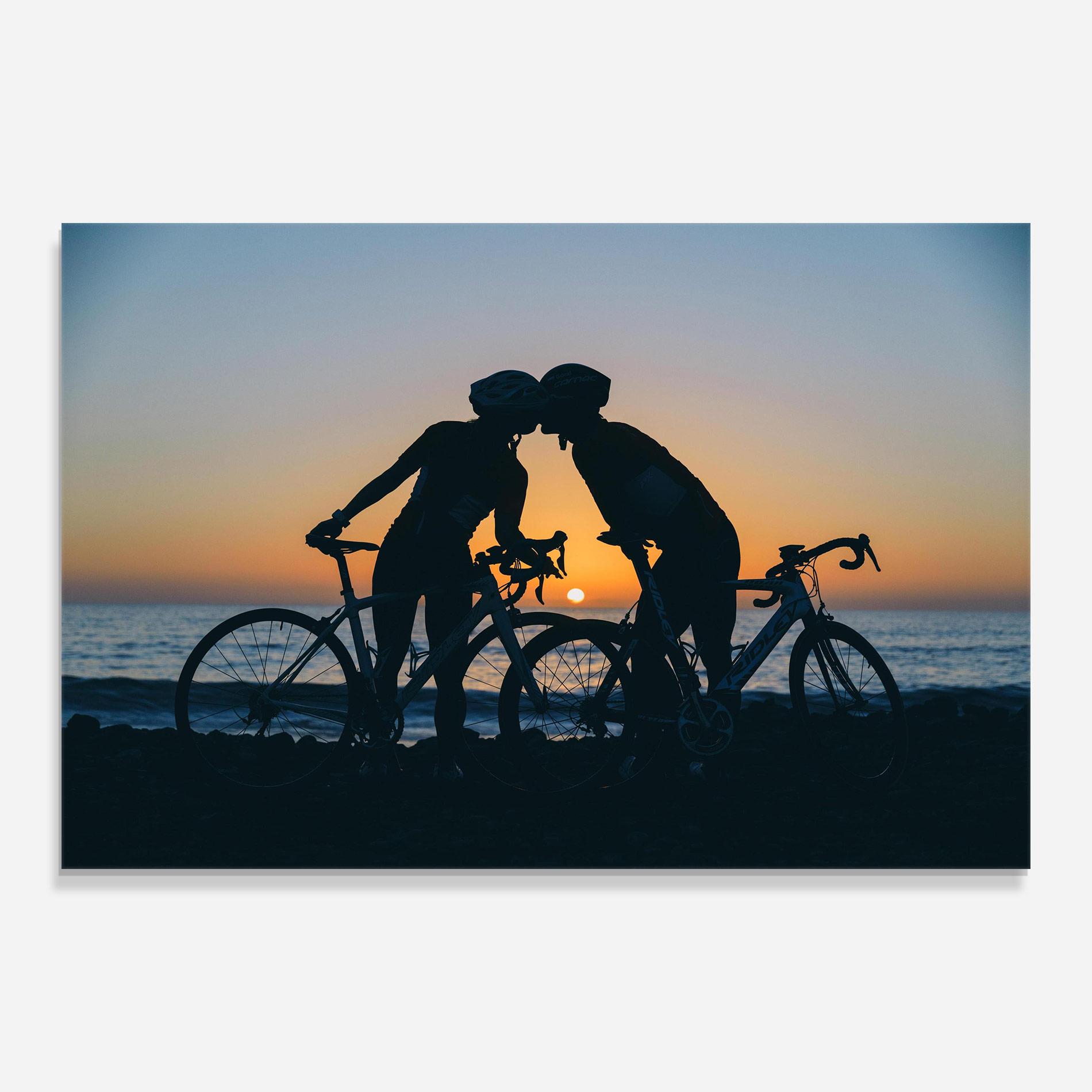 Tablou Sticla Bike Couple Kissing mockup 0