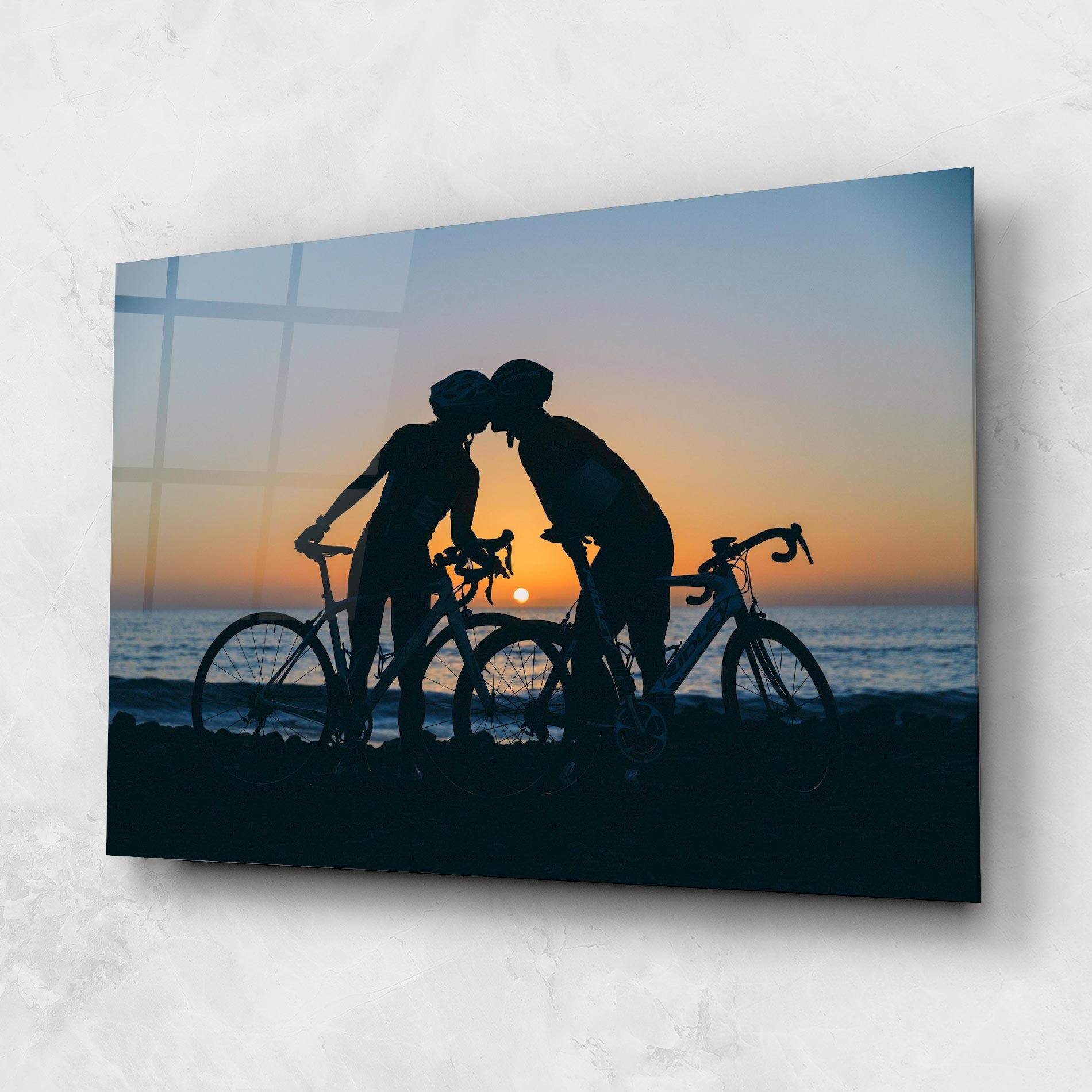 Tablou Sticla Bike Couple Kissing mockup 1