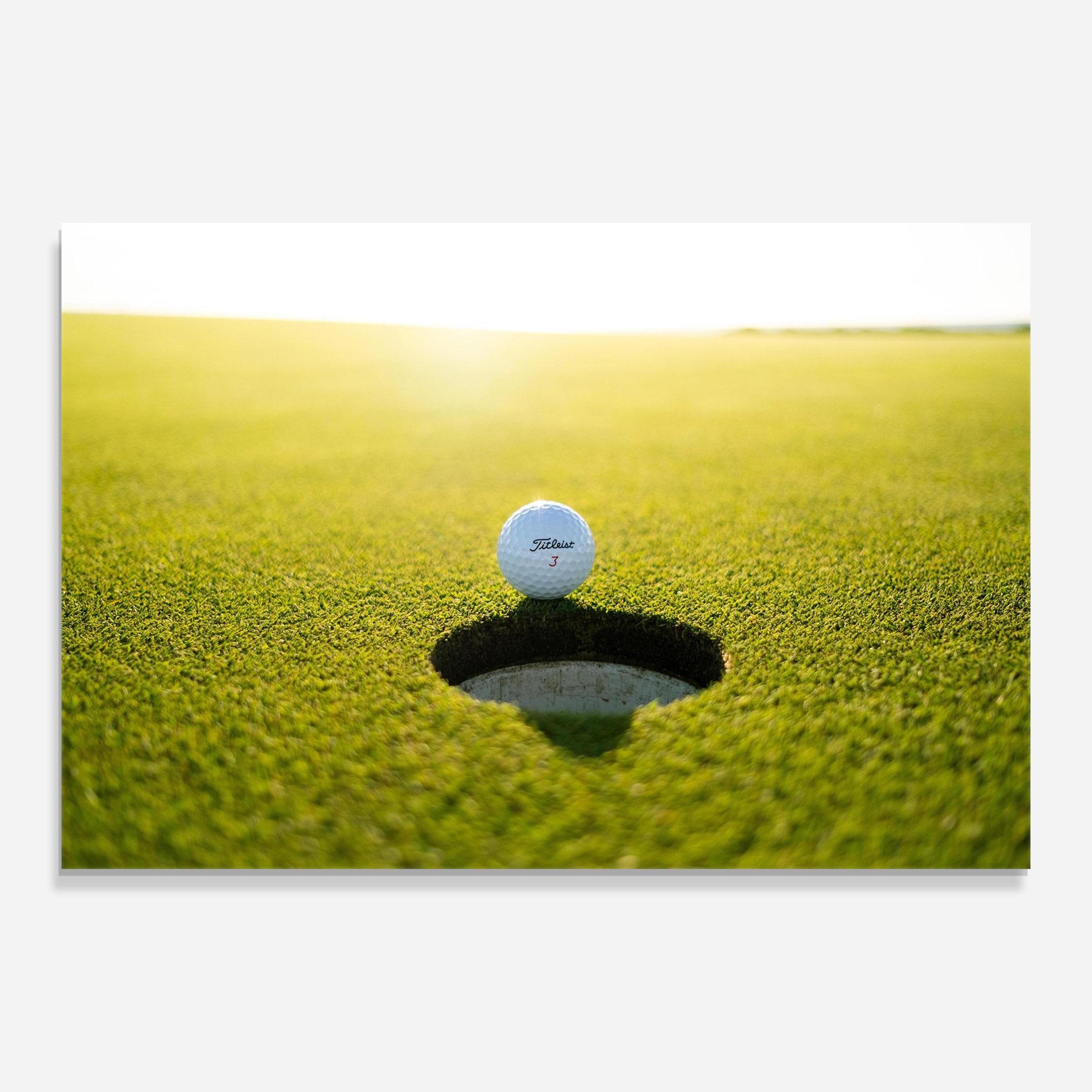 Tablou Sticla Golf Ball Close To Fall mockup 0