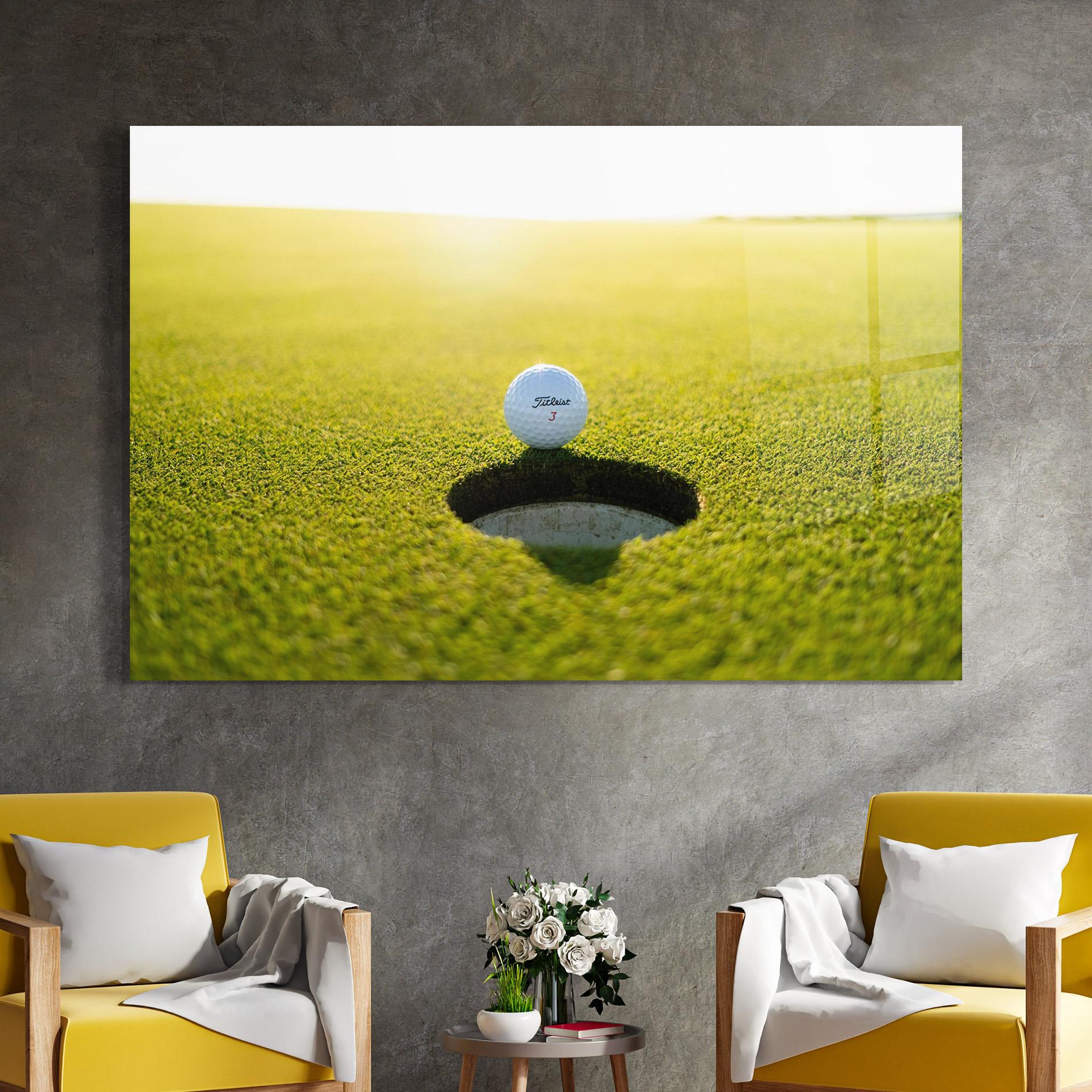 Tablou Sticla Golf Ball Close To Fall mockup 4