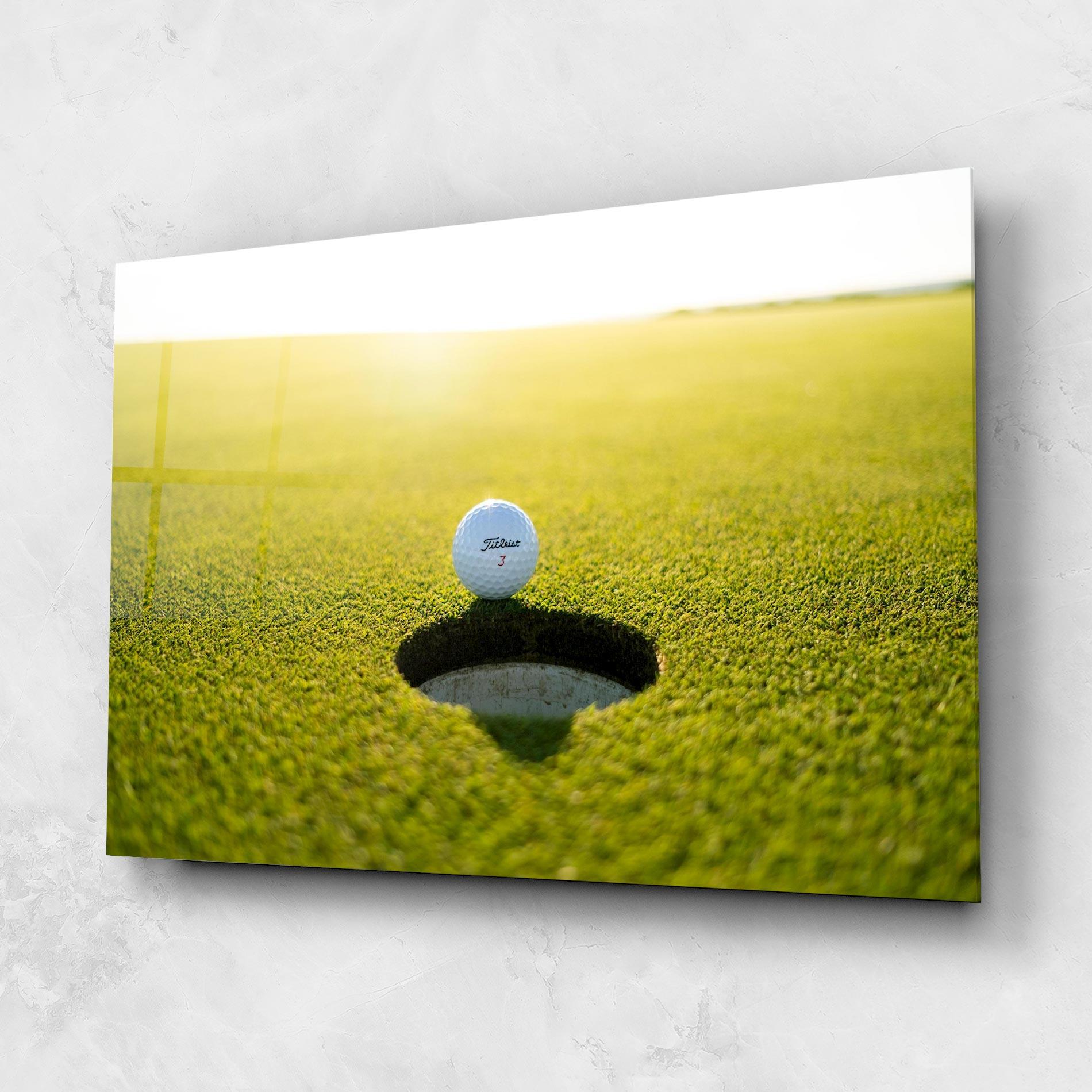 Tablou Sticla Golf Ball Close To Fall mockup 1